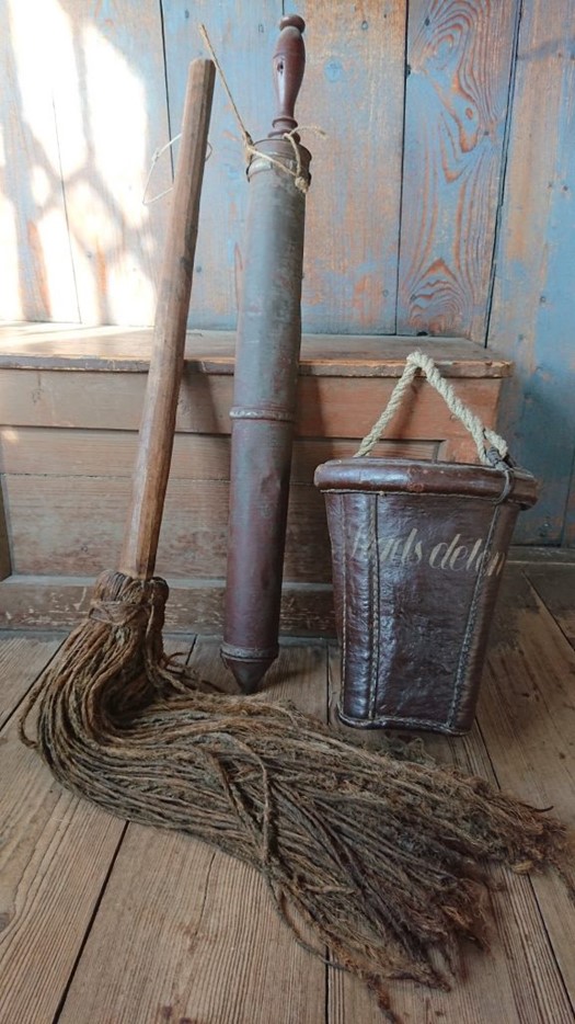 Brandsläckningsredskap på Klosterbacken.