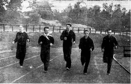 Paavo Karikko tränar med idrottarna i Idrottsparken i Åbo.