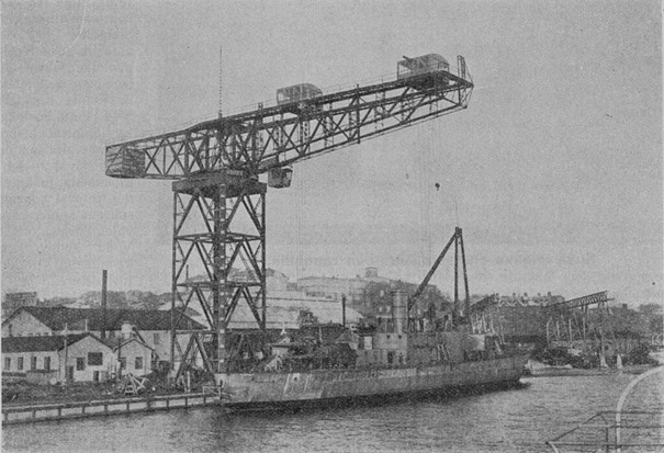 Ab Crichton-Vulcan Oy:s anläggningar på Aura ås västra strand på 1930-talet. På bilden ses pansarskeppet Ilmarinen under byggnad. 