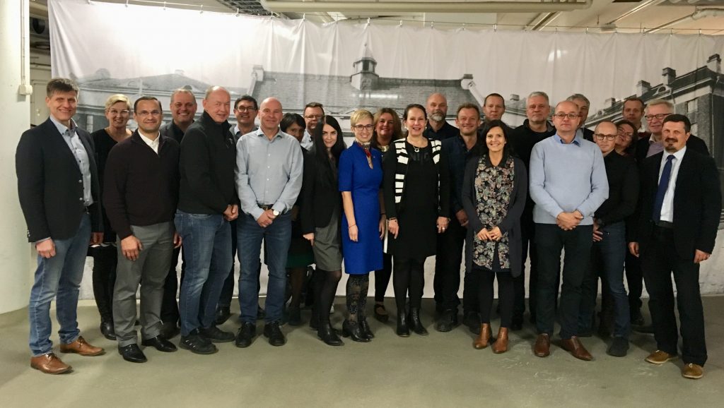 25 people standing and posing for a photo.