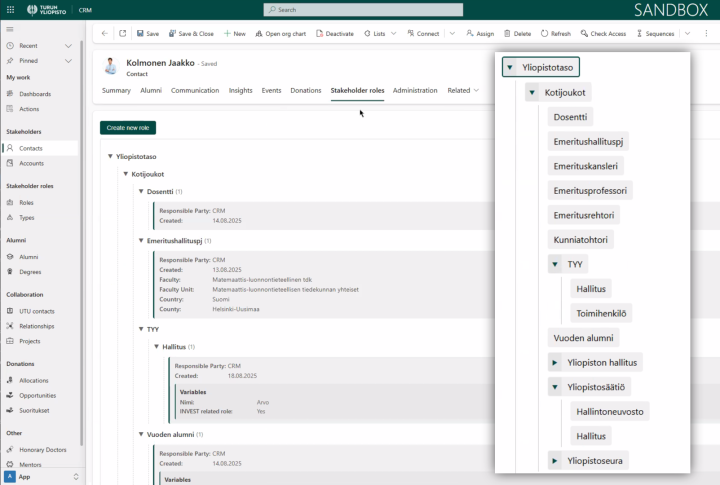 Näkymä CRM-järjestelmästä, jossa näkyy sidosryhmäroolit-välilehti avattuna ja sen sisällä henkilön hierarkkisesti järjestettyjä sidosryhmärooleja. Lisäksi kuvan päällä vielä hierarkkinen listaus erilaisia sidosryhmärooleja: dosentti, emeritusrehtori, kunniatohtori, vuoden alumni, yliopiston hallitus jne.