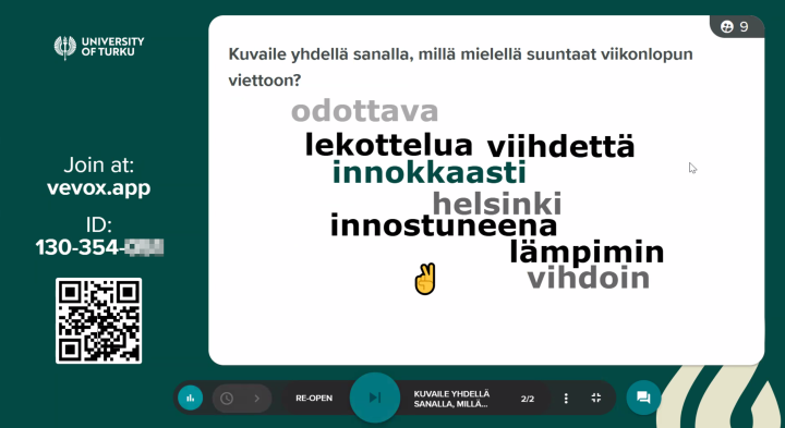 Yliopistoteemainen Vevox-sivu, jossa QR-koodi ja jossa osallistujia on pyydetty kuvailemaan yhdellä sanalla, millä mielellä suuntaat viikonlopun viettoon. Sanapilvessä on vastauksia, mm. innokkasati, lämpimin ja odottava. 