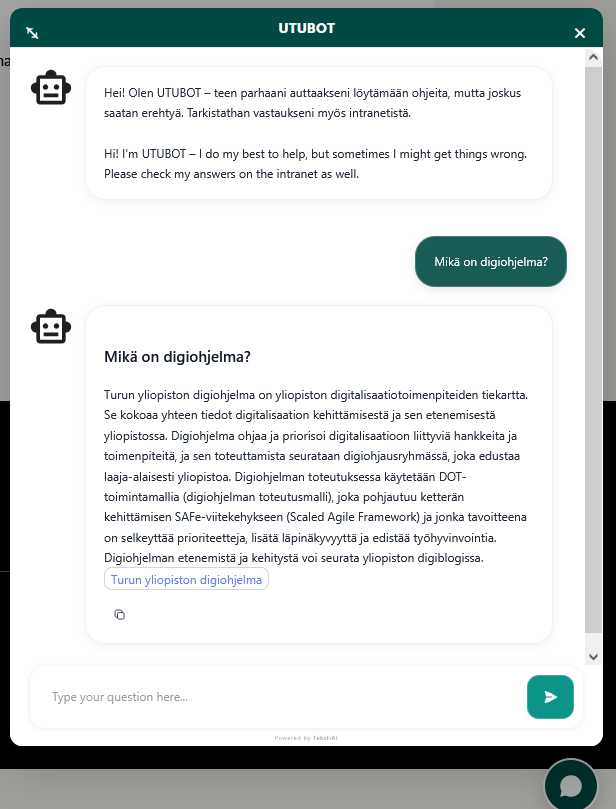 Alalaidassa puhekupla, josta on auennut UTUBOT-otsikkoinen ikkuna, jossa tekoälybotti kysyy, miten voi auttaa ja kehottaa varmistamaan tietojen oikeellisuuden intrasta. Botilta on kysytty "Mikä on digiohjelma" ja botti on antanut vastaukset viitaten Digiohjelma-intranet-sivuun. 