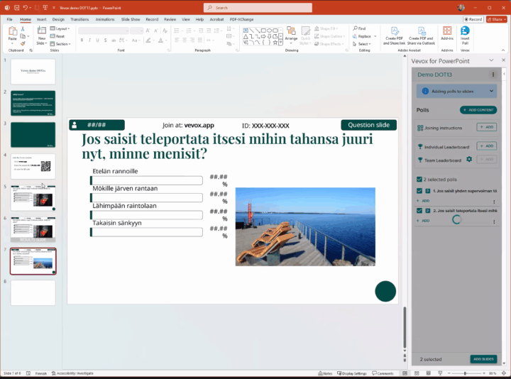 Kuvassa näkyy PowerPoint-esitys, jossa on otsikkona kysymys "Jos saisit teleportata itsesi mihin tahansa juuri nyt, minne menisit?" Kalvon oikeassa reunassa on kuva laiturista ja merivedestä ja vasemmalla neljä vaihtoehtoista valintaa: Etelän rannoille, Mökille järven rantaan, Lähimpään raitolaan ja Taikisin sänkyyn. Vaihtoehtojen alla näkyy palkit, joissa myös on prosenttiosuus, kuinka moni niitä on äänestänyt. Sivussa näkyvissä muissa kalvoissa on osallistumisohjeet ja mahdollisuus seurata äänestystuloksia.