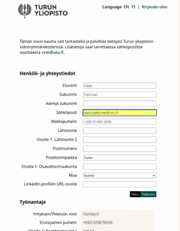 Sidos-portaalin sivu, jossa ollaan muokkaamassa Sähköposti-kentän sisältöä. Sivun ylälaidassa yliopiston logo ja kieli- ja uloskirjautumisvalinnat. Lisäksi ylälaidassa kerrotaan "Tämän sivun kautta voit tarkastella ja päivittää tietojasi Turun yliopiston sidosryhmärekisterissä. Lisätietoja saat tarvittaessa sähköpostitse osoitteesta crm@utu.fi. Alla otsikot Henkilö- ja yhteystiedot ja Työnantaja ja niiden alla otsikkoihin liittyviä tietokenttiä. Muokattavan osion (tässä tapauksessa Henkilö- ja yhteystiedot) alla napit Peru ja Tallenna. 