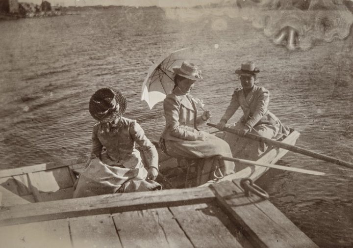 Vanhassa valokuvassa kolme naista lähdössä soutelemaan.