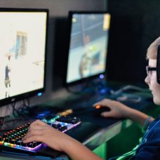Lapsi pelaa tietokoneella.