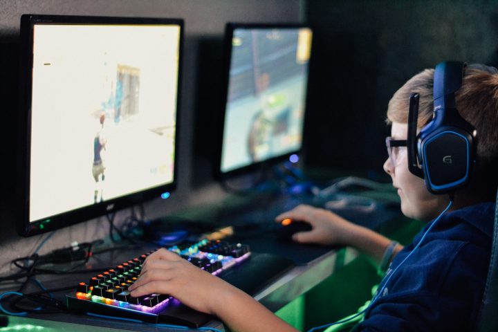 Lapsi pelaa tietokoneella.