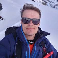 Juho Mattila lähikuvassa lumisessa maisemassa.
