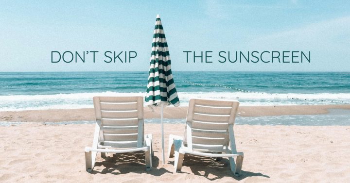 Kaksi tuolia ja aurinkovarjo rannalla, niiden yläpuolella teksti: Don't skip the sunscreen.