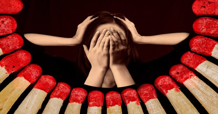 Keskellä kuvaa on pää, jonka kasvot on peitetty käsillä ja pään molemmilla puolin on toiset kädet. Hahmoa ympäröivät tulitikut.