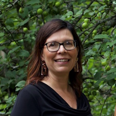 Marja Tomberg lähikuvassa.