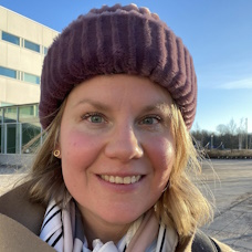 Sanna Korpela lähikuvassa.