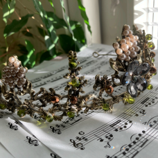 Tiara nuottien päällä.