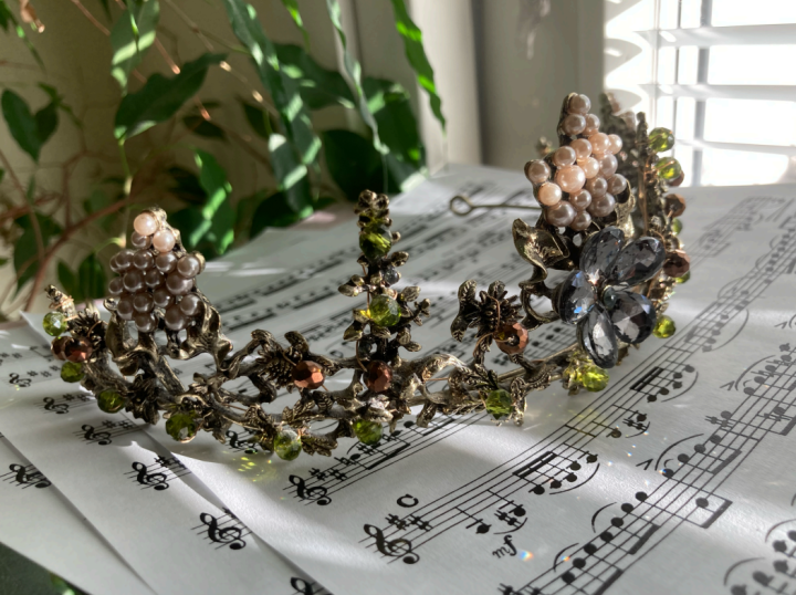 Tiara nuottien päällä.