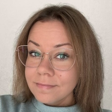 Mari Karvinen lähikuvassa.