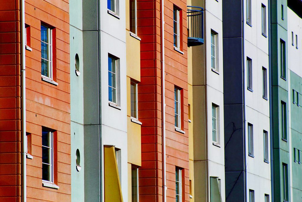 Aikainen kotoa muutto vahvistaa matalan koulutuksen ylisukupolvista periytyvyyttä