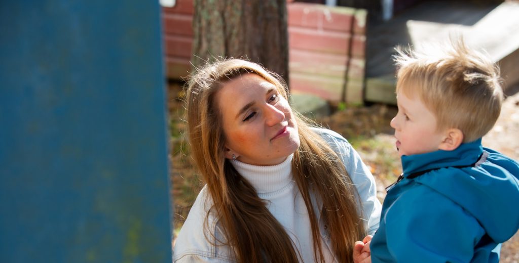 Do mothers in the Nordic countries earn less than fathers up to midlife?