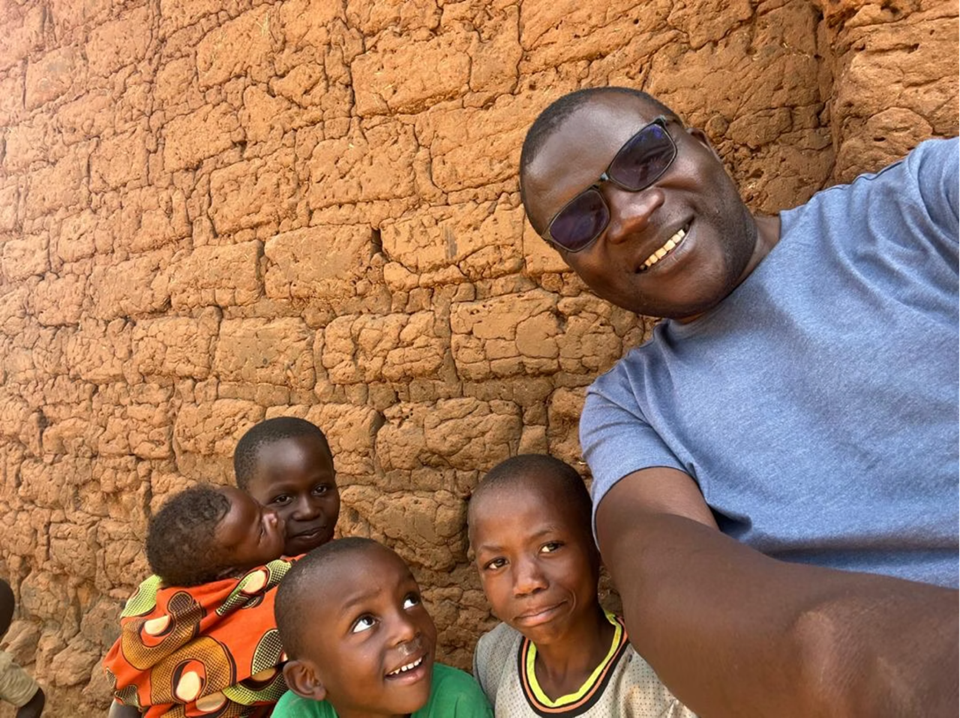 lapsia aikuisen seurassa