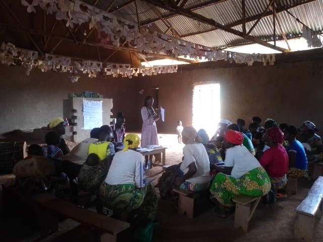 Joukko naisia kuuntelemassa opetusta