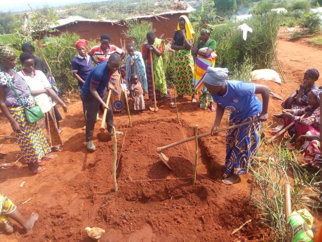 Ihmisiä viljelypalstan ympärillä