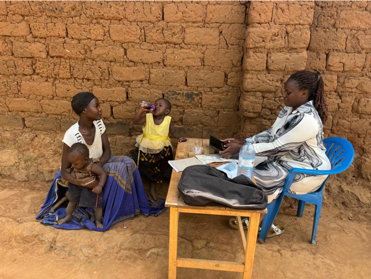 Ihmisiä pöydän ympärillä