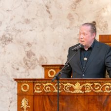 Mies pitää puhetta.