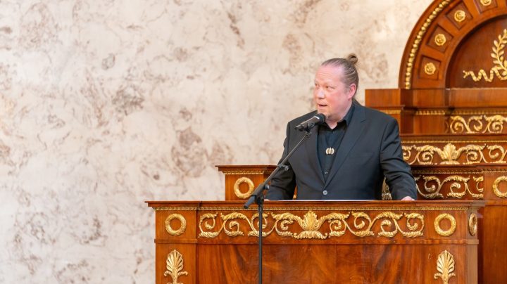 Mies pitää puhetta.