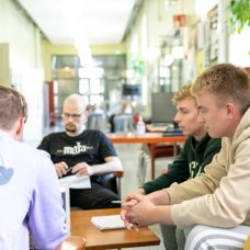 Opiskelijoita juttelemassa ja tekemässä tehtäviä sohvilla.