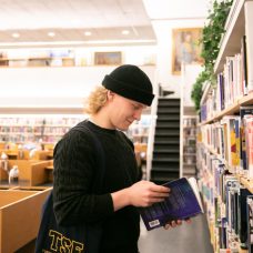 Opiskelija kirjastossa.