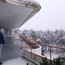 Mies kävelee Paimion Parantolan yläterassilla