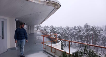 Mies kävelee Paimion Parantolan yläterassilla