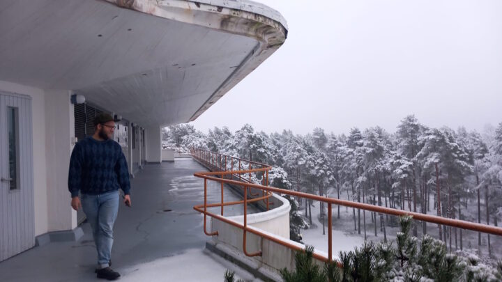 Mies kävelee Paimion Parantolan yläterassilla