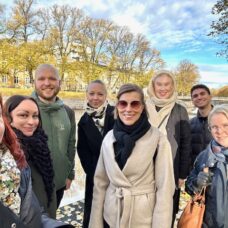 Ryhmä ihmisiä ulkona yhteiskuvassa / A group of people outside