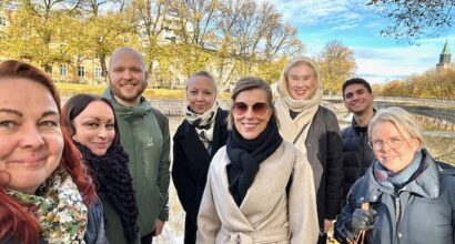 Ryhmä ihmisiä ulkona yhteiskuvassa / A group of people outside