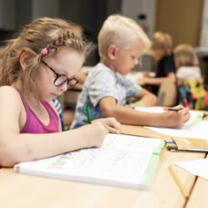 Lapsia oppitunnilla koulussa