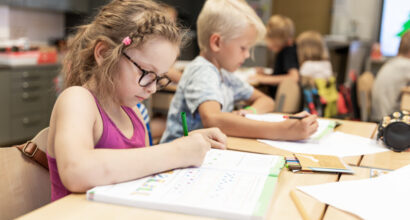 Lapsia oppitunnilla koulussa