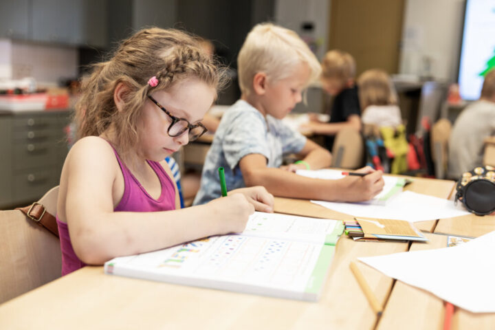 Lapsia oppitunnilla koulussa