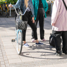 Ihmisiä juttelemassa ulkona.