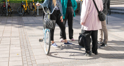 Ihmisiä juttelemassa ulkona.