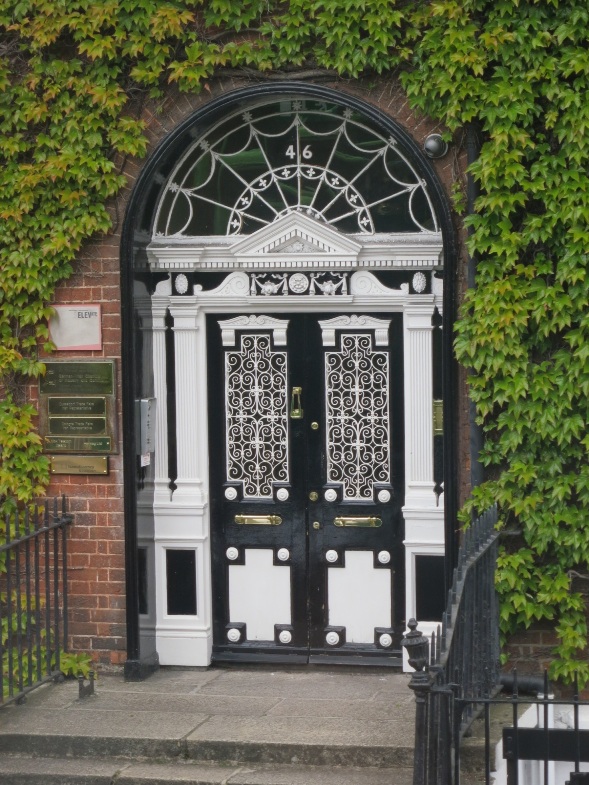 Dublinin kuvatuin Yrjöjen aikainen ovi Merrion Squarella.  Kuva: Sami Kummunmäki