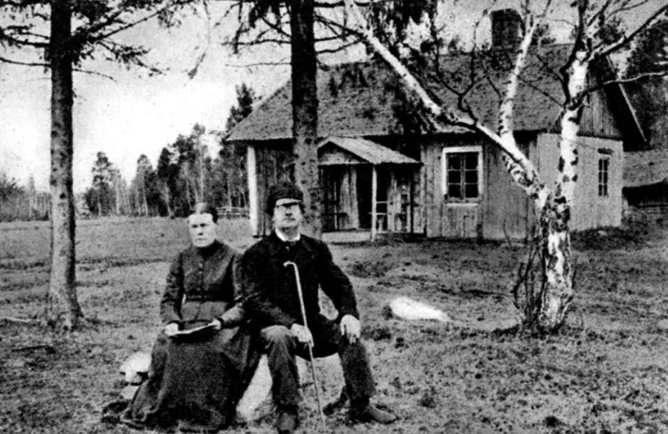Vilhelmiina ja Albert Stenvall kotitalonsa edessä.