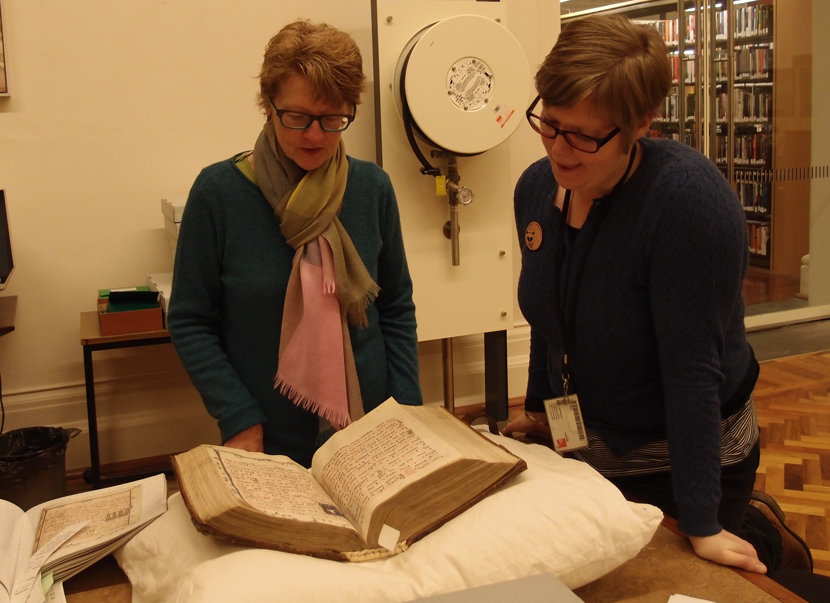 Tutkijat Claire Renkin ja Anna Welch Poissy antifonaalin äärellä Victoria State Libraryssa