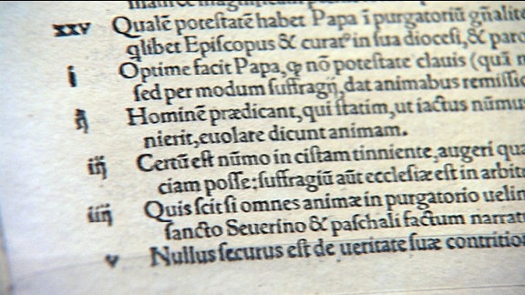 Lutherin teesit julkaistiin alunperin latinaksi ja niiden tarkoitus oli uudistaa katolista kirkkoa ja muuttaa sen käytäntöjä. 