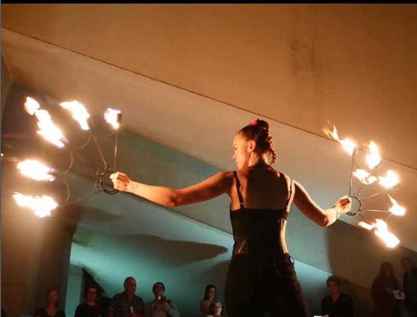 Tulitaiteilija esiintyy
Kuva: Flü Marincas