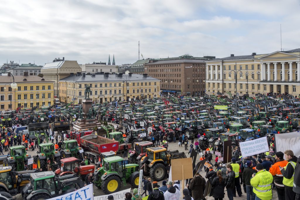 Helsingin Senaatintori, joka on täynnä pysäköityjä traktoreita.