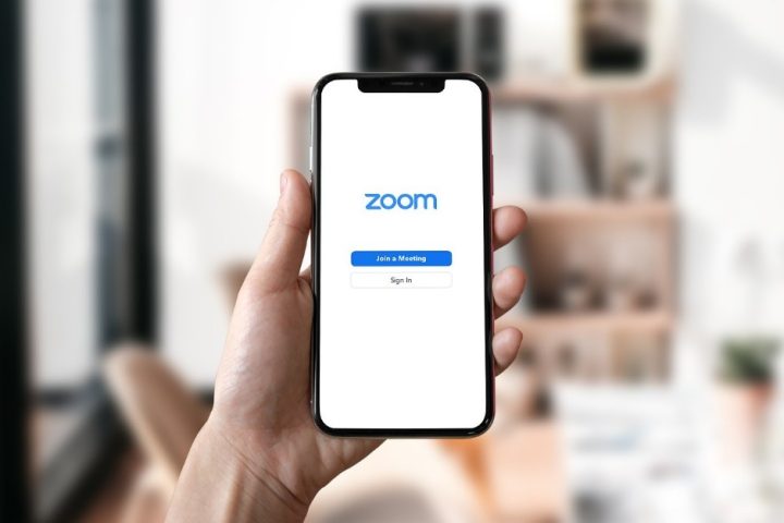 Älypuhelin, jonka näytöllä Zoom-sovelluksen kirjautumisikkuna.