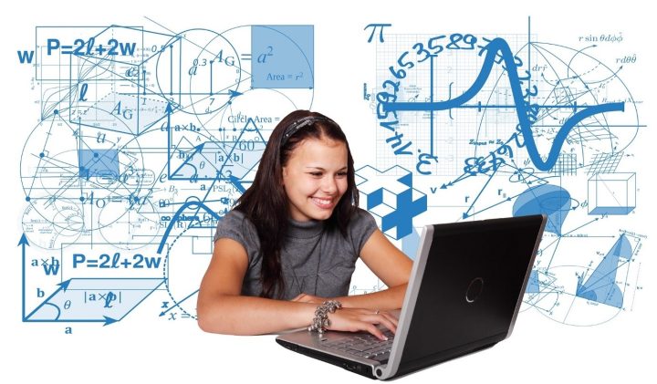 Hymyilevä tyttö käyttää kannettavaa tietokonetta. Taustalla näkyy erilaisia matemaattisia kaavoja ja kuvioita.
