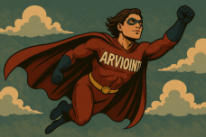 Supersankari rinnassaan teksti "Arviointi".