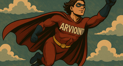 Supersankari rinnassaan teksti "Arviointi".